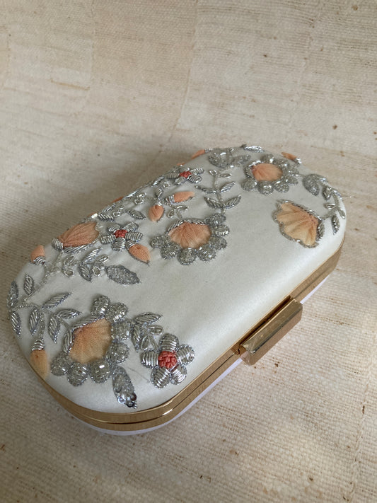 Suhaavi (ST841) (White)