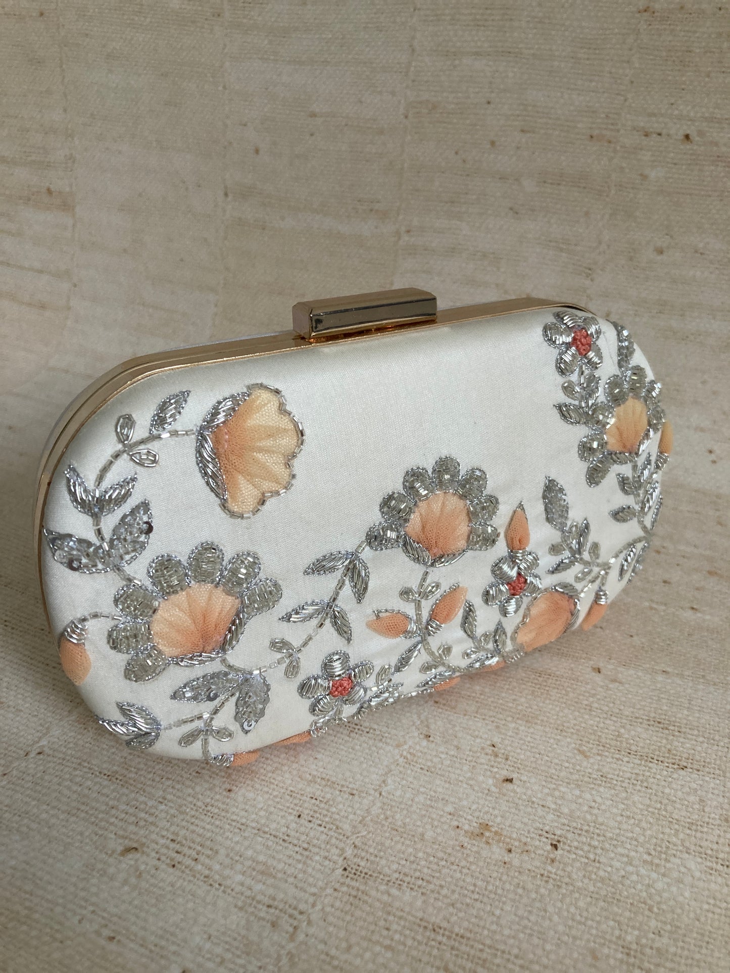 Suhaavi (ST841) (White)