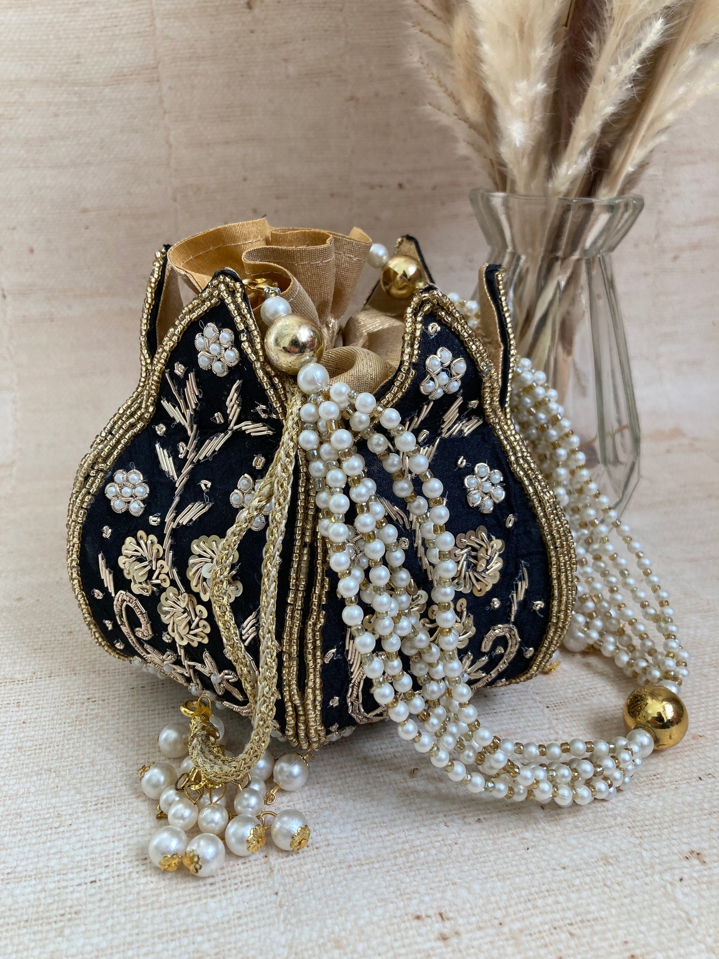 Ila (Potli Bag) (Black) (ST858)