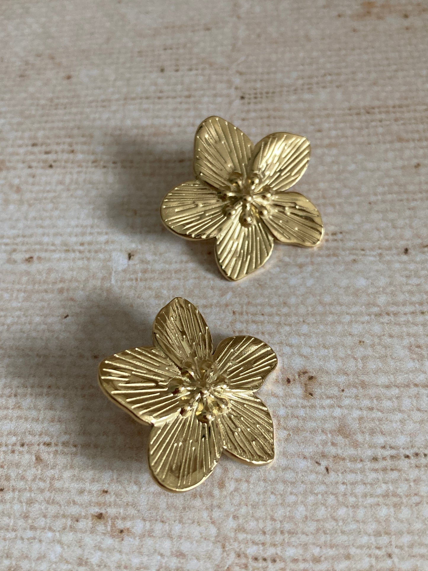 Dainty Gold Flower Stud Earrings (ST868)