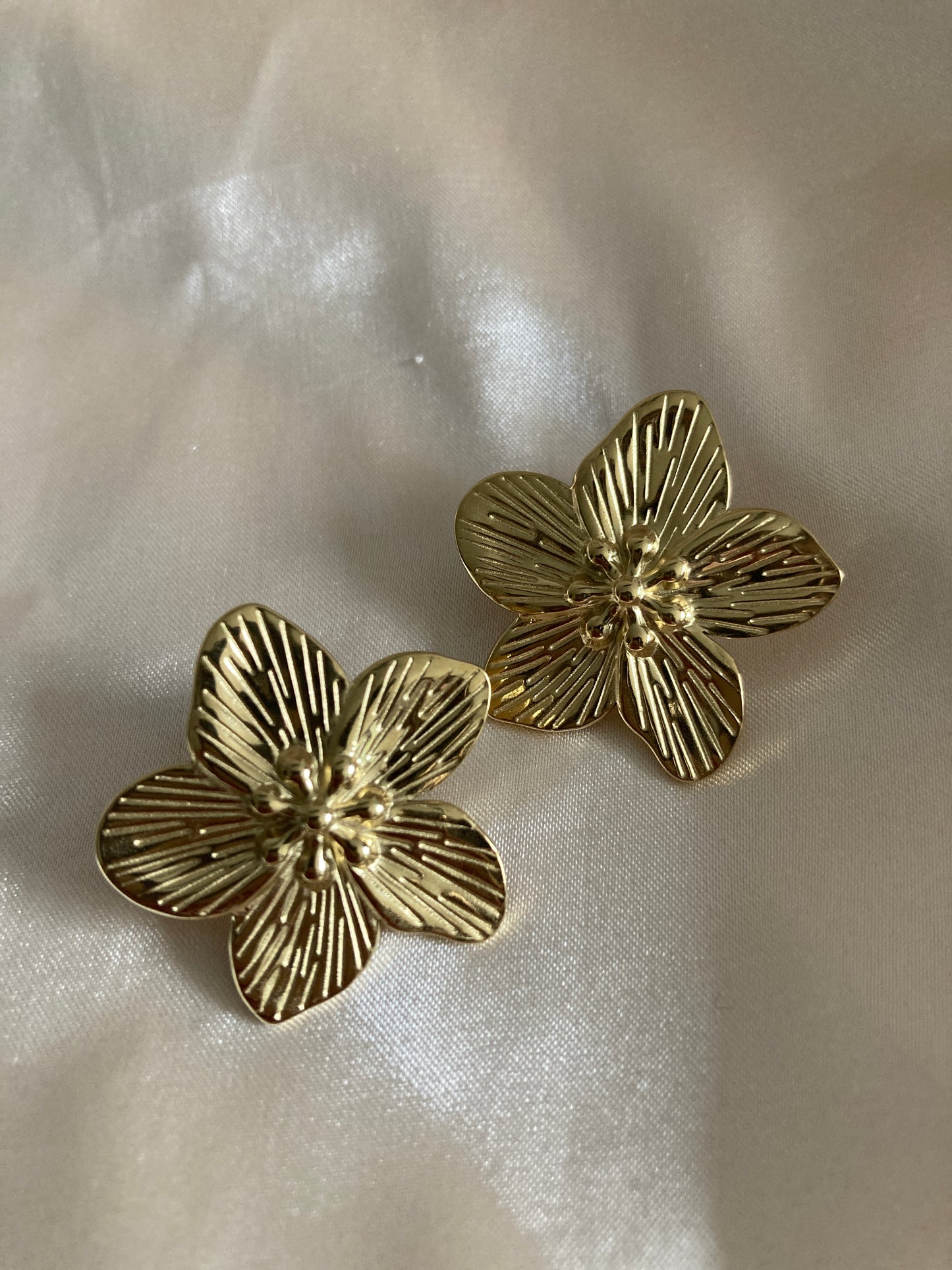 Dainty Gold Flower Stud Earrings (ST868)
