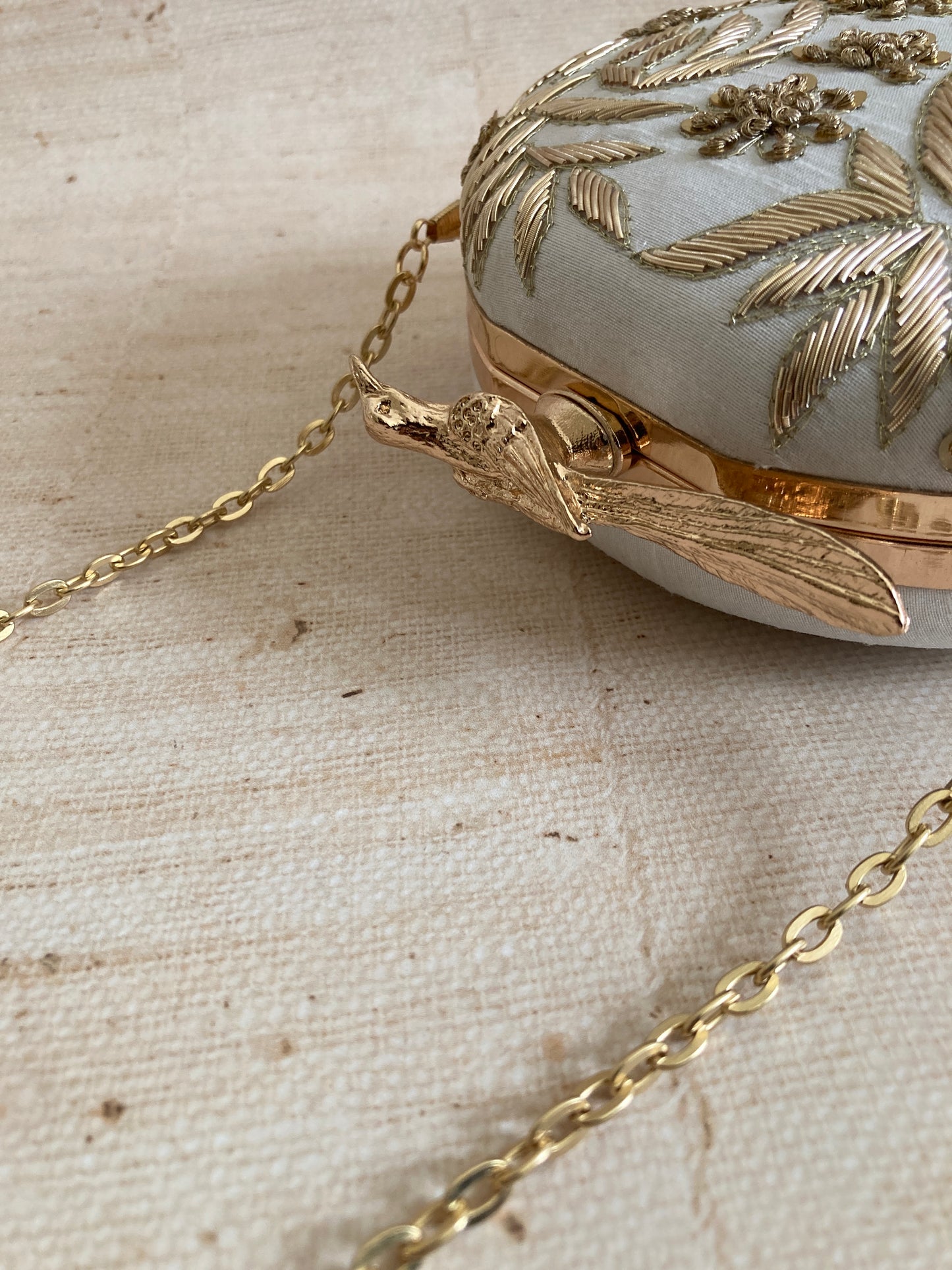 Wren Off White Circular Bird Clutch (ST903)