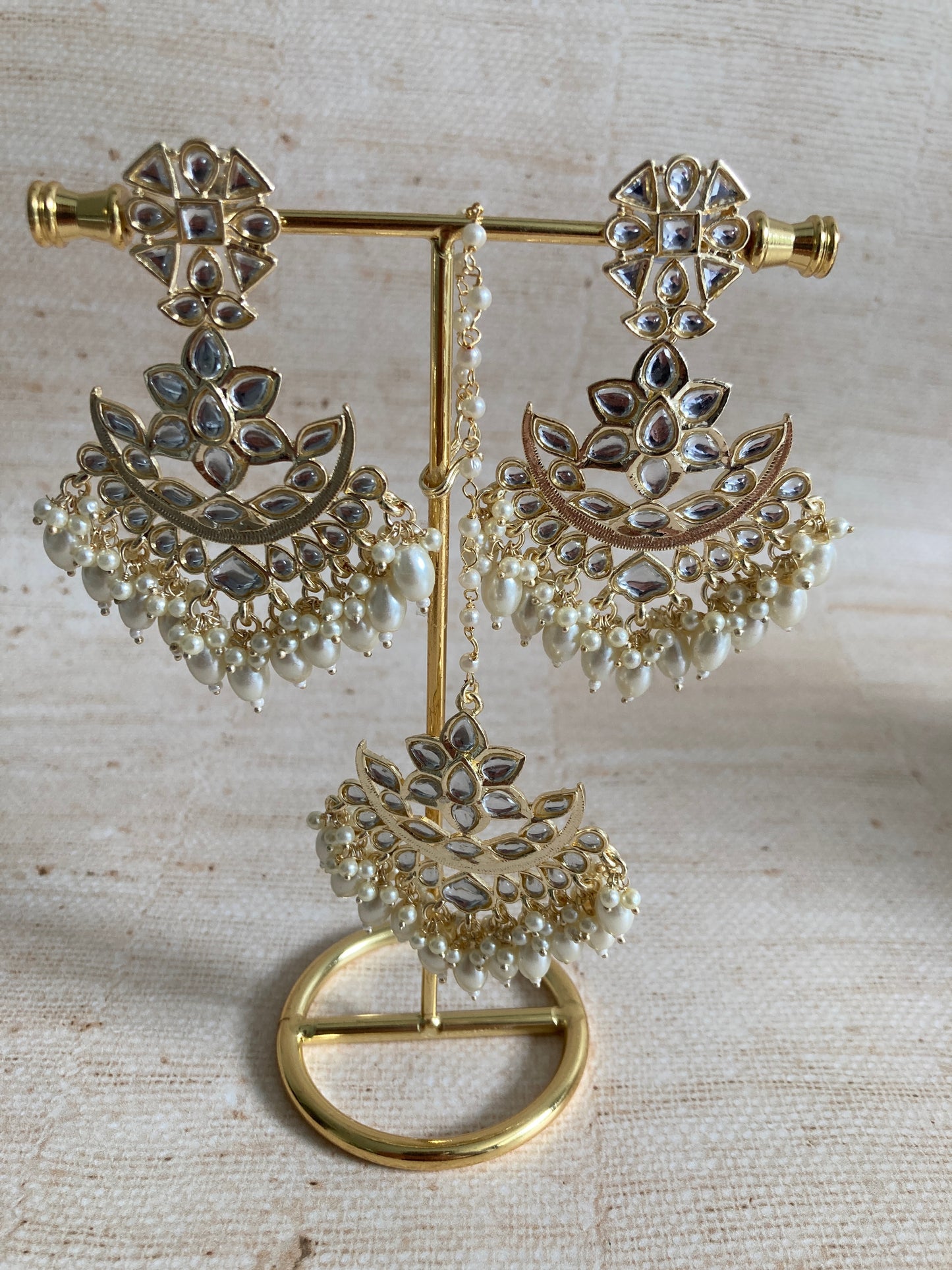 Ravina White Gold Plated Kundan Pearl Earrings And Tikka Set (ST942)