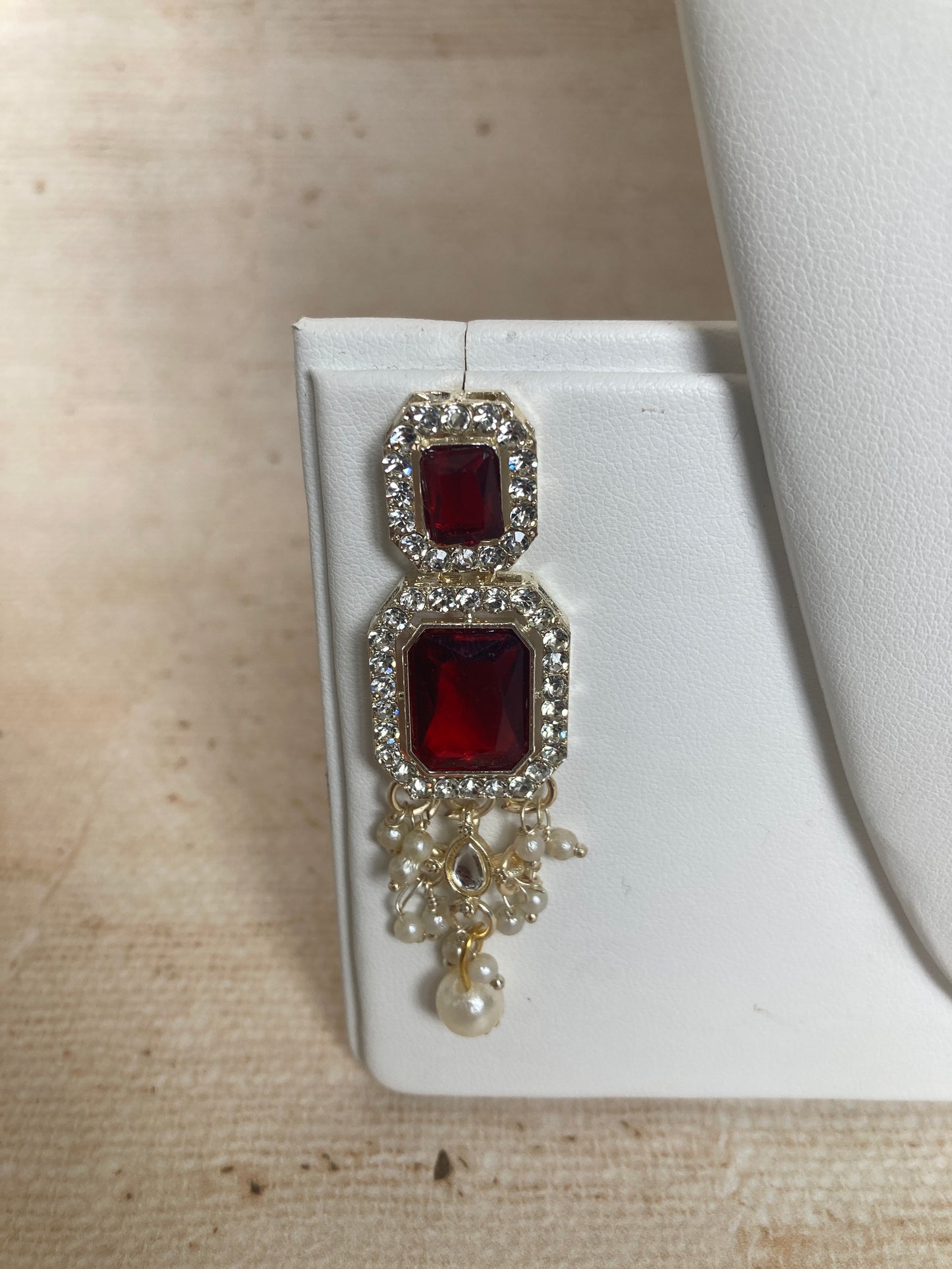 Anvi Gold Plated Kundan And Pearl Set (ST1013) (Maroon)