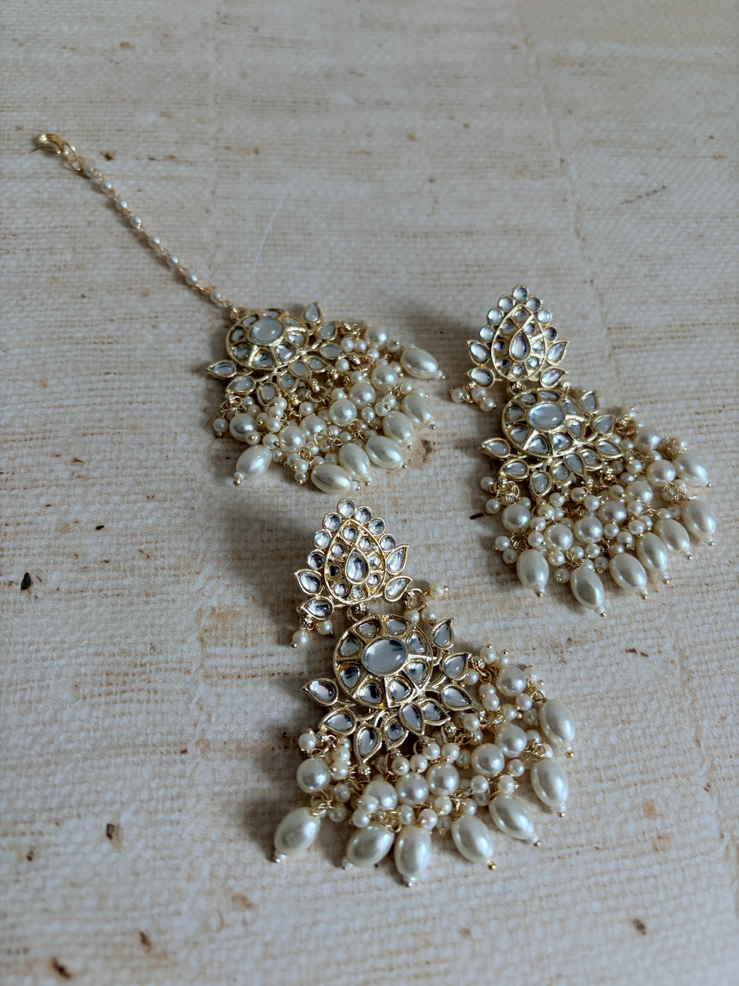 Riva White Gold Plated Kundan Earrings And Tikka Set (ST1061)