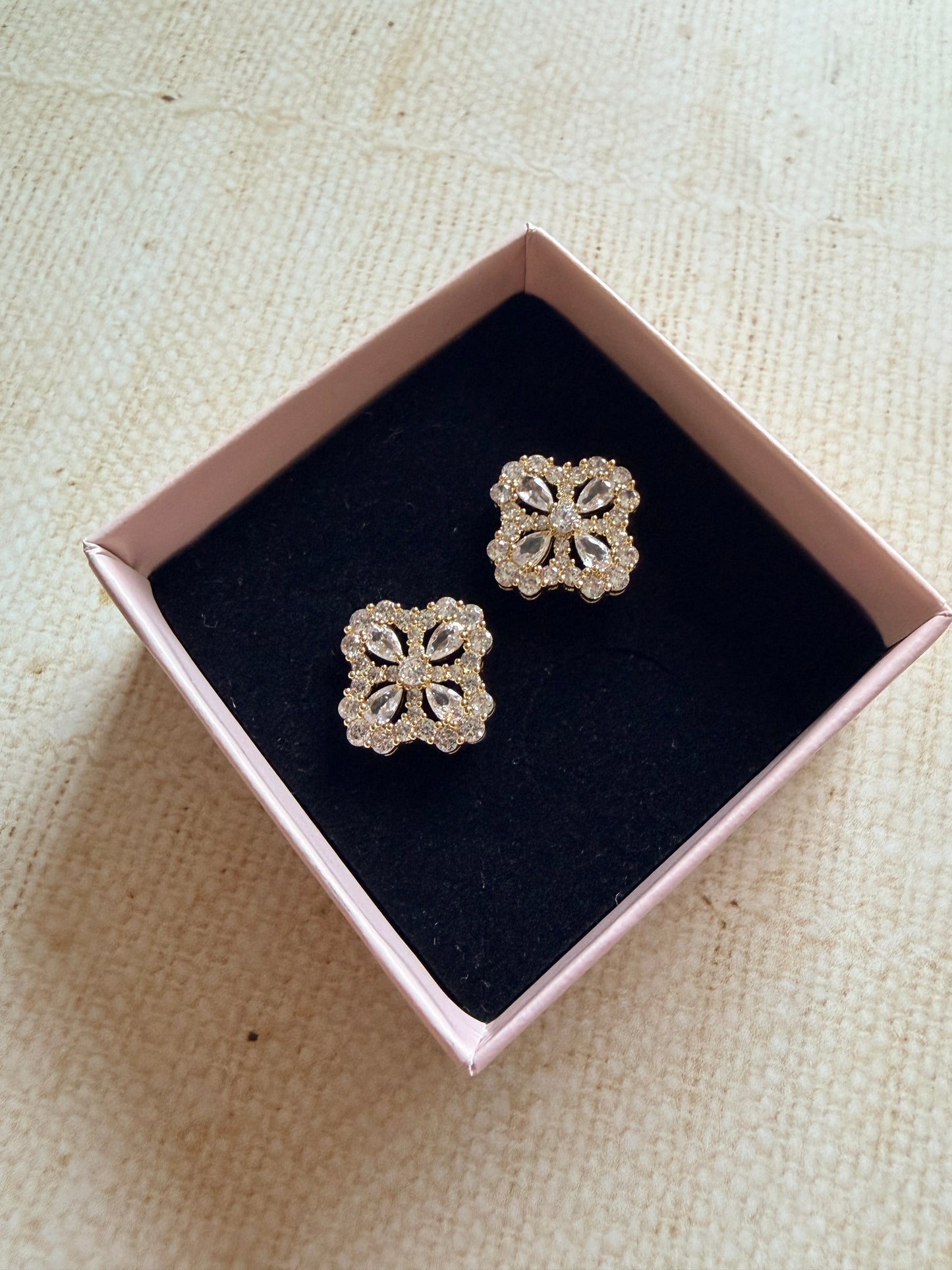 18K Gold Plated Clover Flower Stud Earrings (ST1102)