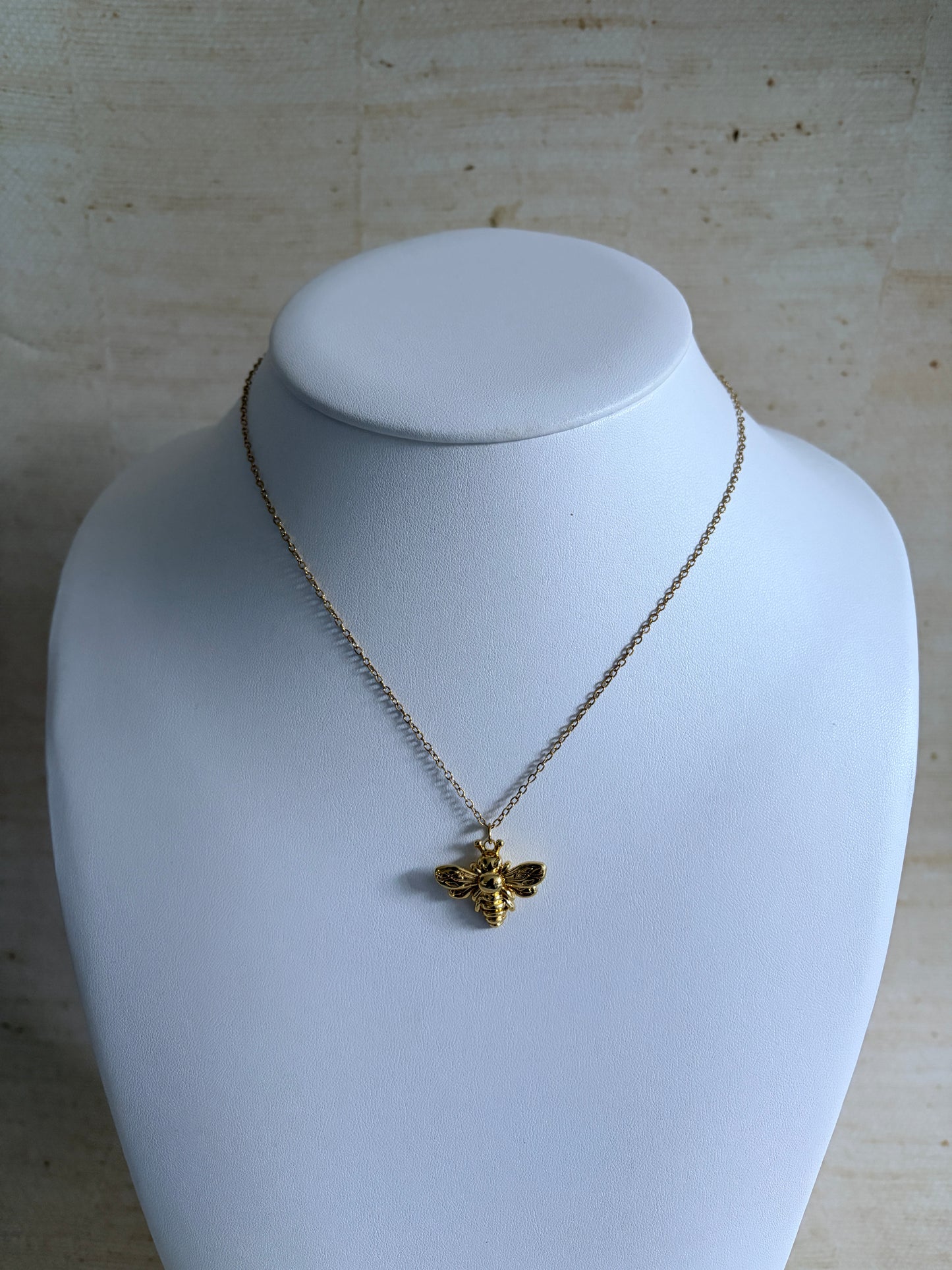 18K Gold Plated Bee Pendant Necklace (ST1098)(Gold)