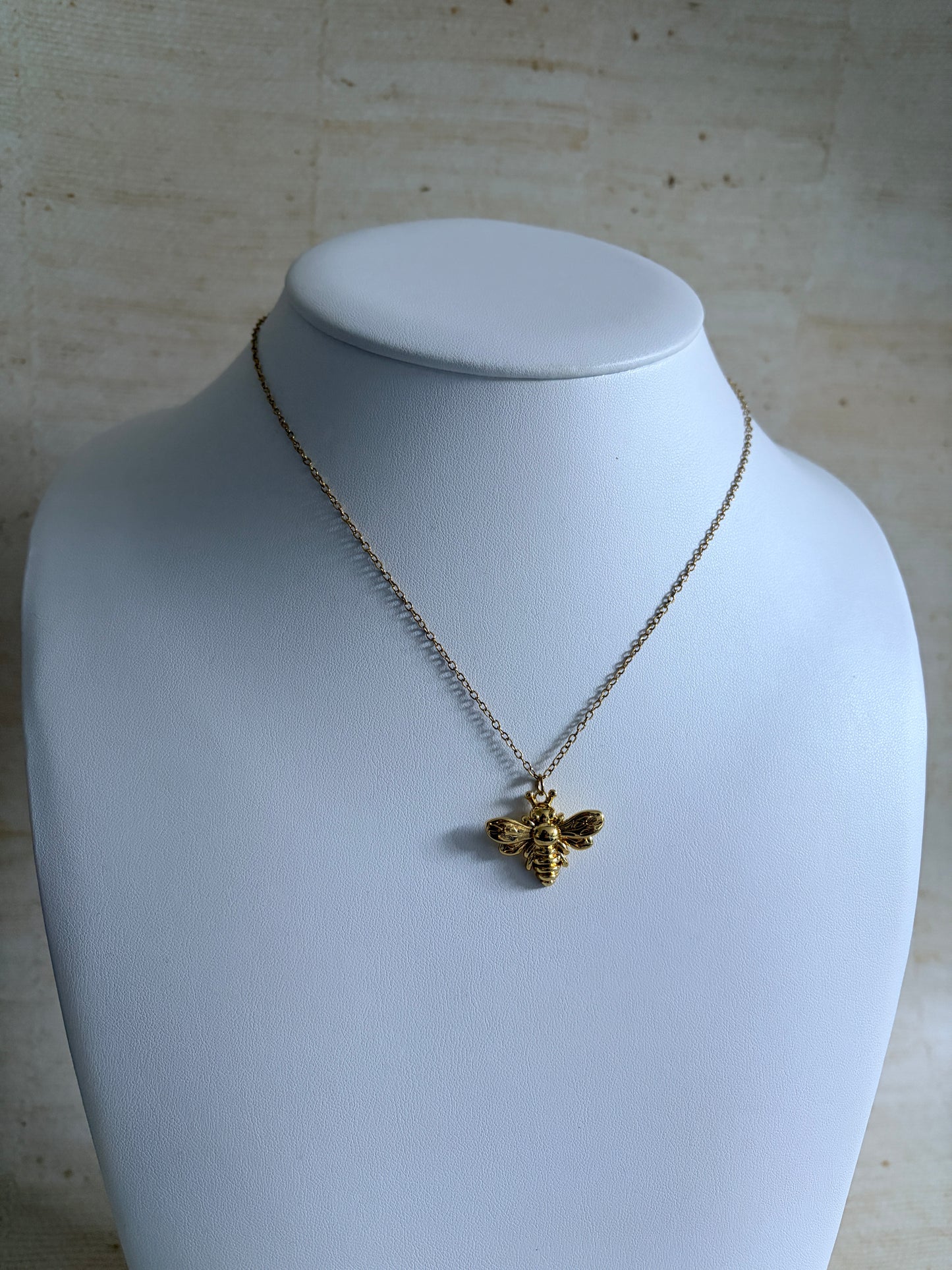 18K Gold Plated Bee Pendant Necklace (ST1098)(Gold)