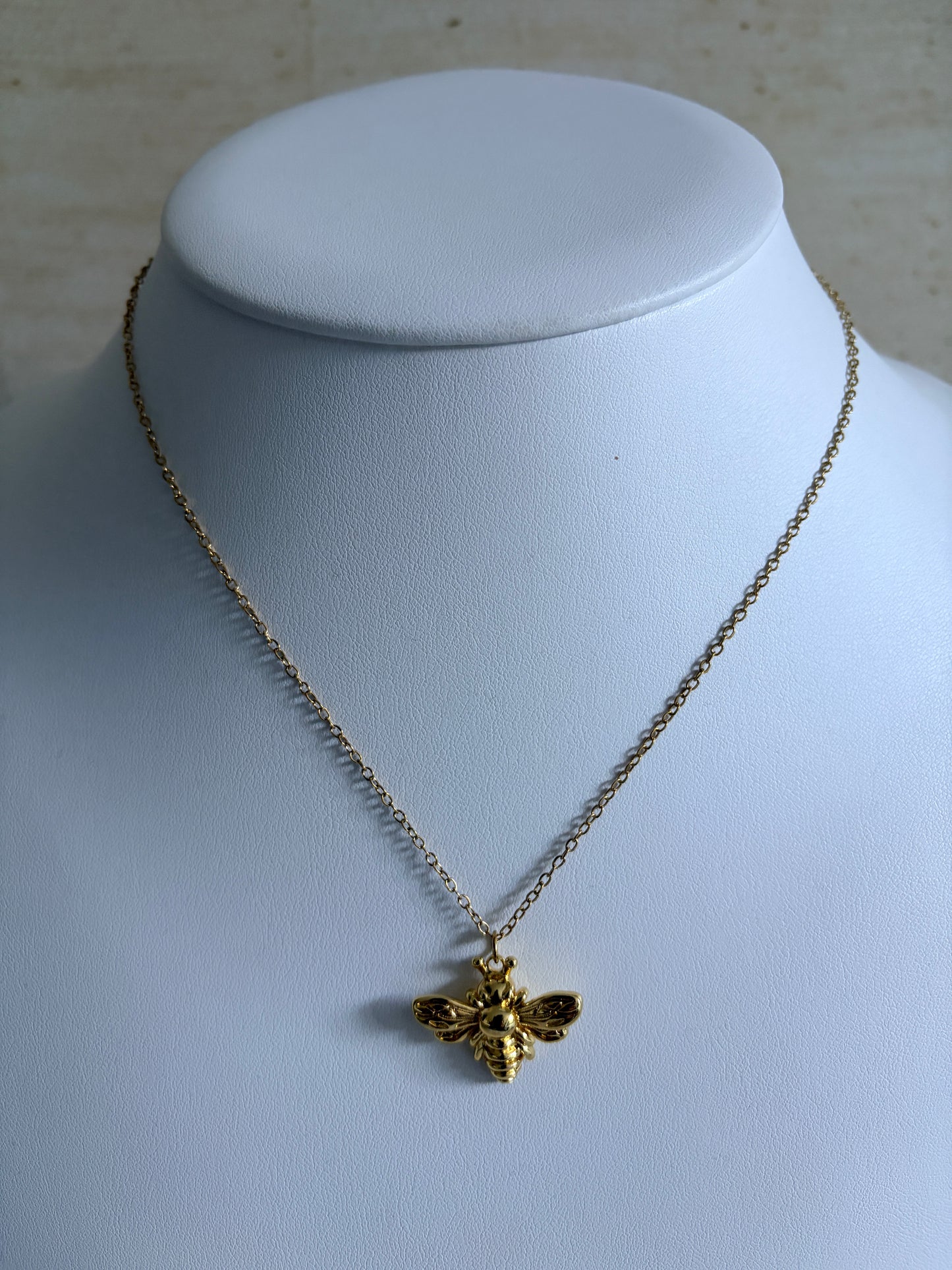 18K Gold Plated Bee Pendant Necklace (ST1098)(Gold)