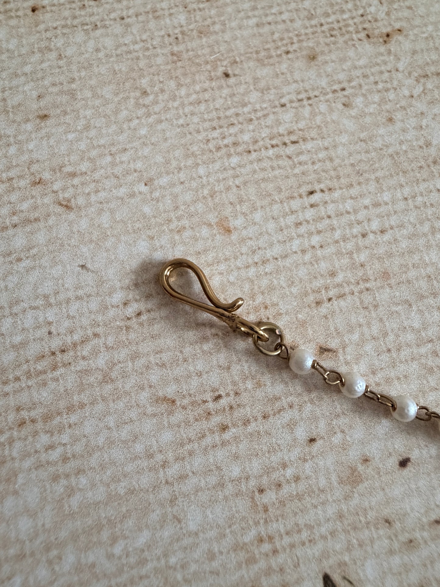 Antique Gold Kundan And Pearl Tikka (ST1114)