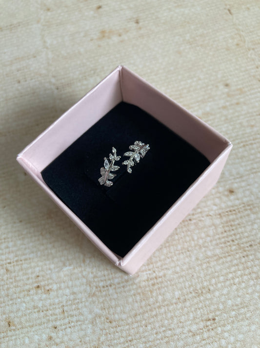 Adjustable White Gold Plated Vine Leaf Ring (Silver) (ST968)