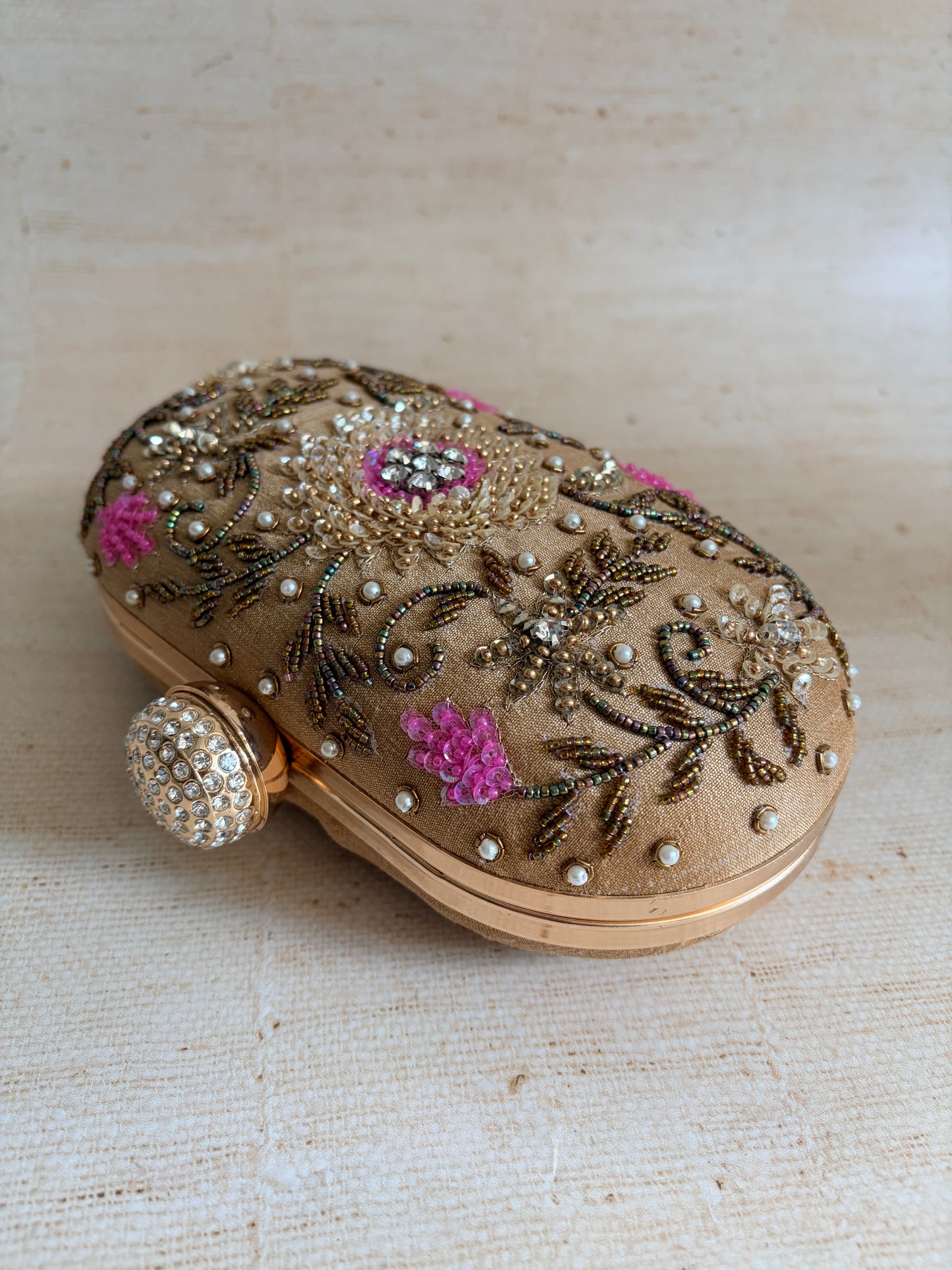 Yuna Oval Gold Clutch (ST1161)