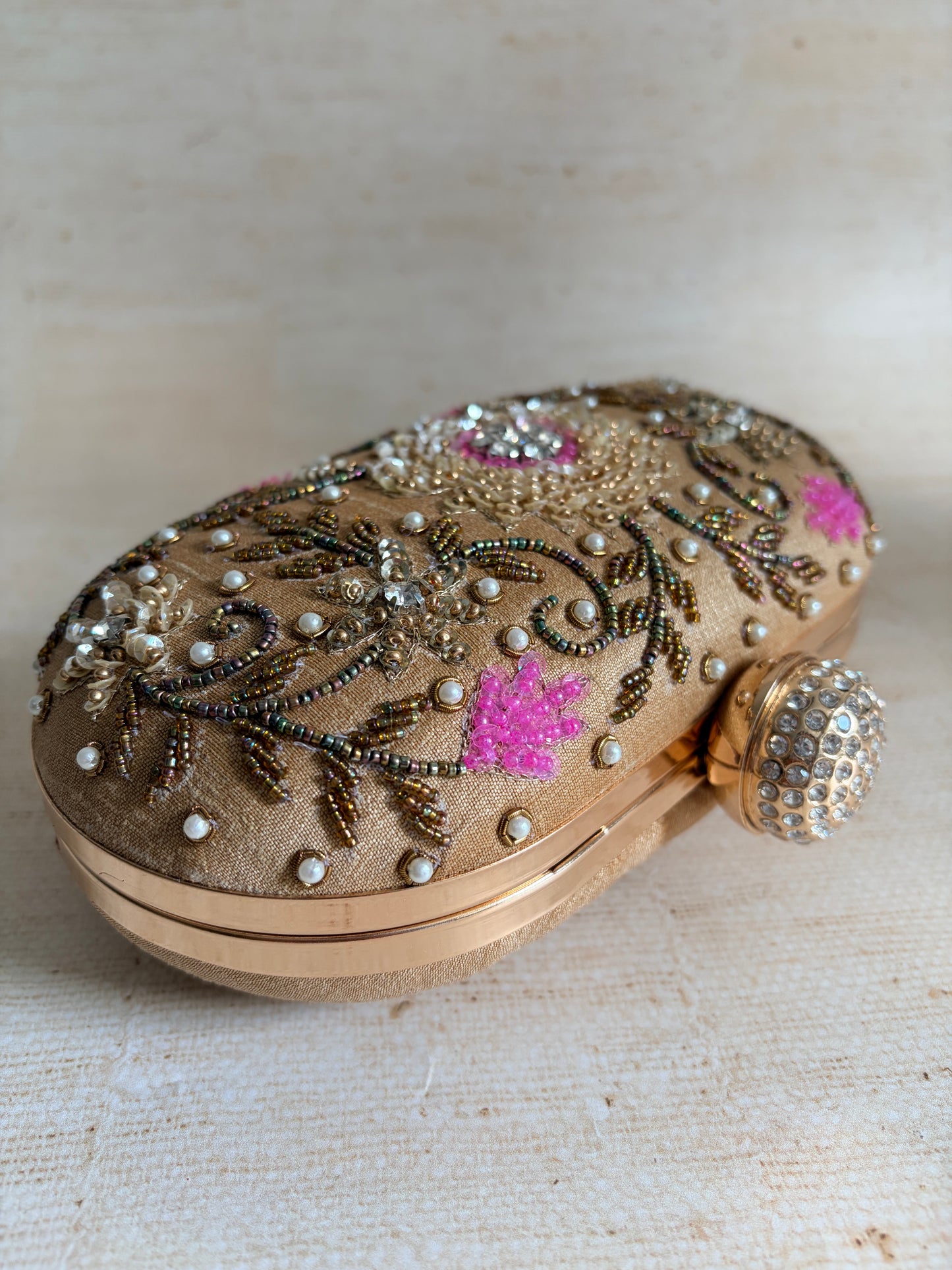 Yuna Oval Gold Clutch (ST1161)