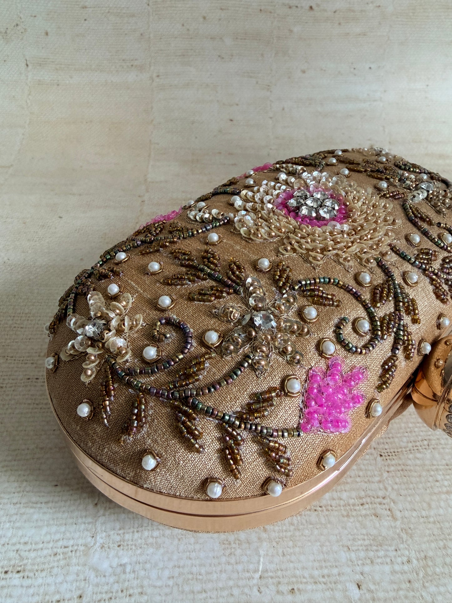 Yuna Oval Gold Clutch (ST1161)