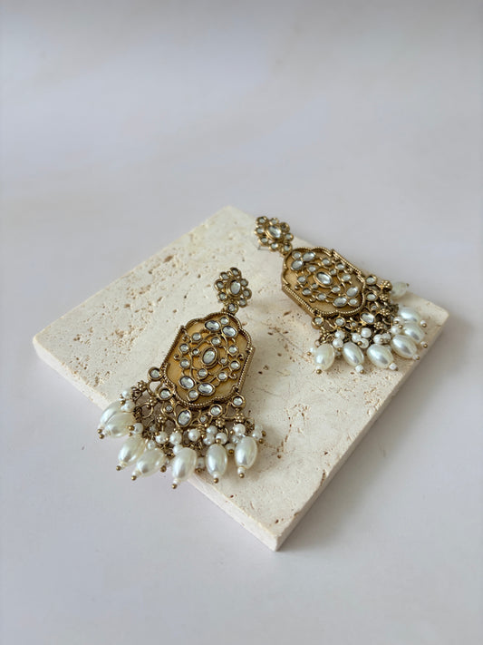 Antique Gold Mother Of Pearl Earrings (ST1081) (White)